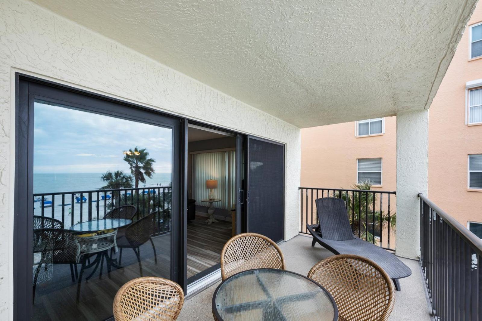 201 Sandy Shores Condos St. Pete Beach Extérieur photo